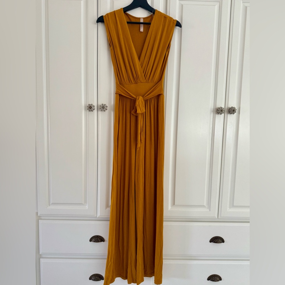 Gilli Red Sleeveless Plunge Maxi Gown